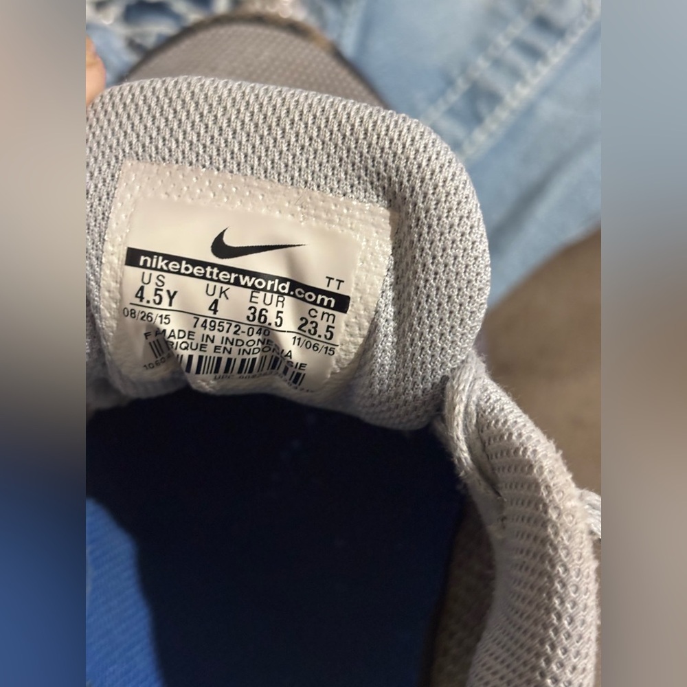 🎊 SOLD 🎊 Nike 4.5/Children youth Sneakers in Gray&Black with Blue Accents - Picture 8 of 9